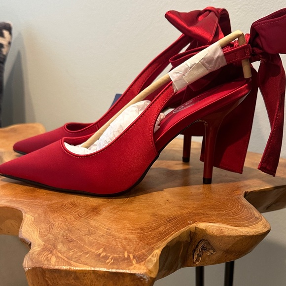 Red Bow Pointed-Toe Women's Heels - Picture 3 of 4